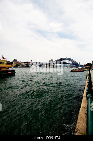 Sydney Harbour Bridge vom Circular Quay mit einer Fähre von Sydney an der Spitze aus gesehen Stockfoto