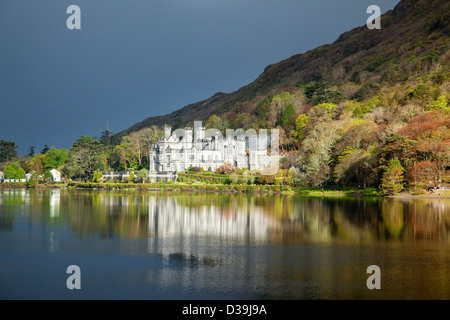 Herbst Reflexion von Kylemore Abbey in Kylemore Lough, Connemara, County Galway, Irland. Stockfoto