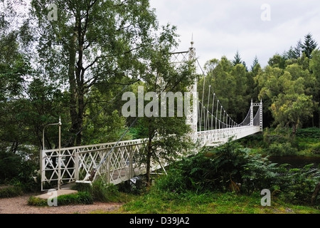 Metall-Hängebrücke über den Fluss Dee. Cambus o ' Mai, Royal Deeside, Aberdeenshire, Schottland, Vereinigtes Königreich, Europa. Stockfoto