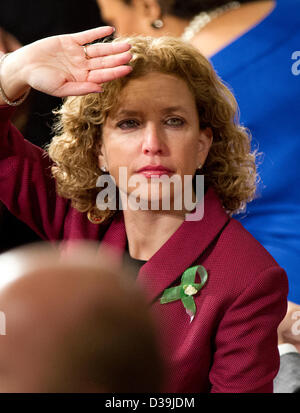 US-amerikanischer Jurist Debbie Wasserman Schultz (Demokrat von Florida) scannt die Galerie vom Fußboden des US-Repräsentantenhaus vor US-Präsident Barack Obama seine Rede zur Lage der Union zu einer gemeinsamen Sitzung des Kongresses in der US-Hauptstadt am Dienstag, den 12. Februar 2013..Credit liefern: Ron Sachs / CNP. (Einschränkung: keine New York oder New Jersey Zeitungen oder Zeitungen im Umkreis 75 Meilen von New York City) Stockfoto