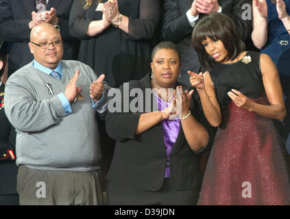 Nathaniel Pendleton, links, Cleopatra Pendleton, Center, dessen Tochter Hadiya Pendleton in Harsh Park auf Chicagos South Side und First Lady Michelle Obama vor der Ankunft der US-Präsident Barack Obama seine Rede zur Lage der Union zu einer gemeinsamen Sitzung des Kongresses in der US-Hauptstadt am Dienstag, den 12. Februar 2013..Credit liefern am 29. Januar 2013, ermordet wurde : Ron Sachs / CNP. (Einschränkung: keine New York oder New Jersey Zeitungen oder Zeitungen im Umkreis 75 Meilen von New York City) Stockfoto