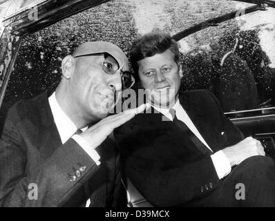 (Dpa-Dateien) - US-President John F. Kennedy (R) mit seinem Gast, König Mohammed Zahir Shah (L) in einer Limousine nach der Schah Ankunft in Washington, D.C. am 6. September 1963. Zahir Shah wurde König von Afghanistan im Alter von 19 Jahren, nach dem Tod des Vaters in ein Attentat im Jahre 1933. Am 17. Juli 1973 König Stockfoto