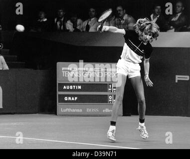 (Dpa) - 13-Year-Old Steffi Graf in Aktion bei einem Tennis-match gegen amerikanische Tracy Austin in Filderstadt bei Stuttgart, 18. Oktober 1982. Einige Jahre später wurde der Teenager Tennis-Star weltweit Nummer 1 Tennisspielerin. Stockfoto