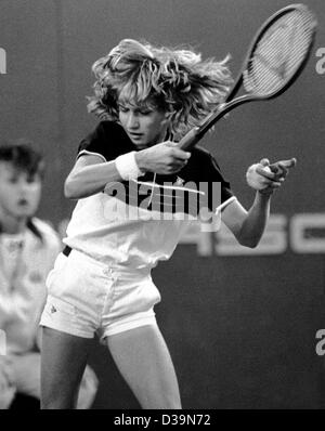 (Dpa) - 13-Year-Old Steffi Graf in Aktion bei einem Tennis-match gegen amerikanische Tracy Austin in Filderstadt bei Stuttgart, 18. Oktober 1982. Einige Jahre später wurde der Teenager Tennis-Star weltweit Nummer 1 Tennisspielerin. Stockfoto