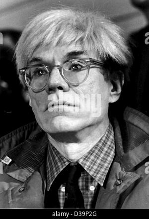 (Dpa-Dateien) - der amerikanische Künstler Andy Warhol (1928-1987), in Berlin, 3. März 1982 abgebildet. Warhol gilt als Gründer und Hauptfigur der Pop-Art-Bewegung. Stockfoto