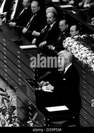 (Dpa-Dateien) - Bundespräsident Richard von Weizsaecker hält eine Rede im Parlament anlässlich des 40. Jahrestags des Endes des zweiten Weltkrieges, Bonn, 8. Mai 1985. Seiner Rede erhielt viel Aufmerksamkeit. Stockfoto