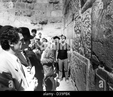 (Dpa-Dateien) - Bundespräsident Richard von Weizsaecker (2. L) steht an der Klagemauer in Jerusalem, 11. Oktober 1985. Der deutsche Staatsmann war bei einem viertägigen Besuch in Israel. Stockfoto