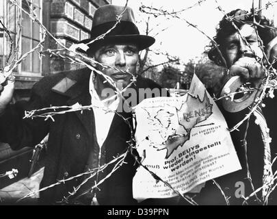 (Dpa-Dateien) - deutscher Künstler und Professor für Kunst, Joseph Beuys (L) an einem Stacheldraht während einer Protestaktion gegen seine fristlose Kündigung an der Kunstakademie in Düsseldorf, 23. November 1972 steht. Der Grund für seine Dimissal war die Besetzung eines Büros mit 80 abgelehnte Bewerber für eine Stockfoto