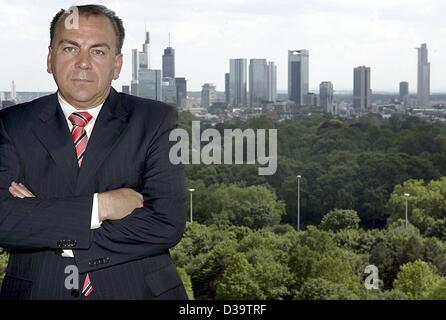 (Dpa) - das Bild zeigt den Präsidenten des deutschen Bundes Bank Axel Weber bei seinem Bürofenster in Frankfurt Main, Deutschland, 13. Juni 2005. Im Hintergrund erstreckt sich der Frankfurter Skyline. Trotz des wirtschaftlichen Abschwungs und Forderungen von Politikern hat die Notenbank ihren Leitzins nicht verändert. A Stockfoto