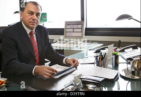 (Dpa) - das Bild zeigt den Präsidenten des deutschen Bundes Bank Axel Weber in seinem Büro Desktop in Frankfurt Main, Deutschland, 13. Juni 2005. Im Hintergrund erstreckt sich der Frankfurter Skyline. Trotz des wirtschaftlichen Abschwungs und Forderungen von Politikern hat die Notenbank ihren Leitzins nicht verändert. Stockfoto