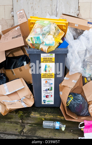 Überquellenden Mülltonnen erwartet Sammlung - Frankreich. Stockfoto