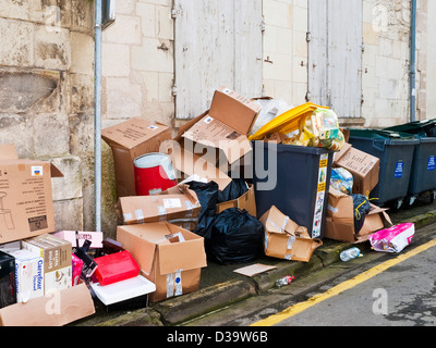 Überquellenden Mülltonnen erwartet Sammlung - Frankreich. Stockfoto