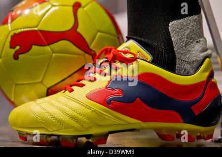 Herzogenaurach, Deutschland. 14. Februar 2013. Das Puma Logo ist zu sehen auf einem Fußball Ball und Schuh während der Puma balancieren Pressekonferenz in Herzogenaurach, Deutschland, 14. Februar 2013. Foto: DANIEL KARMANN/Dpa/Alamy Live News Stockfoto