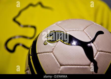 Herzogenaurach, Deutschland. 14. Februar 2013. Das Puma Logo ist auf einen Fußball und Shirt Puma Gleichgewicht auf der Pressekonferenz in Herzogenaurach, Deutschland, 14. Februar 2013 sehen. Foto: DANIEL KARMANN/Dpa/Alamy Live News Stockfoto