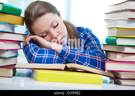 Porträt von netten Mädchen bekam eingeschlafen beim Lesen Buch Stockfoto