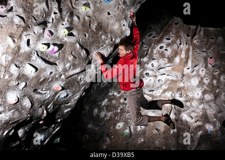 Kletterer auf der Kletterwand Stockfoto