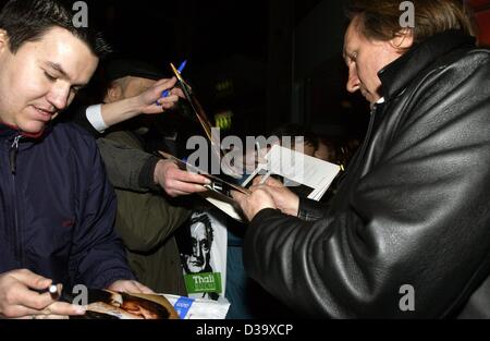 (Dpa) - gibt französische Schauspieler Gerard Depardieu (r) Autogramme an Fans wie er, um das deutsche Premiere Screening seines neuen Films "Asterix & Obelix - Mission Kleopatra ankommt" in Hamburg, 1.3.2002. 53-j hrige Depardieu, die Sterne wieder wie Obelix die beiden gesagt haben vieles gemeinsam: beide gerne essen Stockfoto