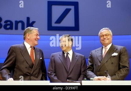 (Dpa) - Hilmar Kopper (L), Aufsichtsratsvorsitzender der Deutschen Bank, Abschied lächelt gegenüber seinem Nachfolger, dem Scheitel CEO Rolf Breuer (R) und Breuers Nachfolger Josef Ackermann (C) in der Bank Hauptversammlung in Frankfurt am Main, 22. Mai 2002. 54-j hrige Ackermann wurde bereits designat Stockfoto