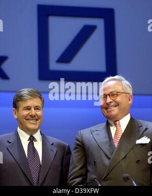 (Dpa) - Josef Ackermann (L), neu installierte CEO der Deutschen Bank und seine Vorgänger Rolf Breuer (R) sind alle Lächeln, stand sie vor der Bank Logo auf der Hauptversammlung in Frankfurt am Main, 22. Mai 2002. 54-j hrige Ackermann hatte bereits als Vorsitzender benannt worden um im Jahr 2000; 64-Jahr-ol Stockfoto