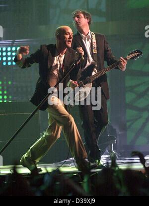 MTV Awards (Dpa) - Sänger Michael Stipe (l) Und Gitarrist Peter Buck der US-Rockband R.E.M durchführen auf der Bühne während der MTV Europe Music Awards Zeremonie in Frankfurt am Main / Deutschland, 8.11.2001. Künstler der internationalen Musikszene wurden in insgesamt 22 Kategorien vergeben. Viele von ihnen lieber nicht Stockfoto