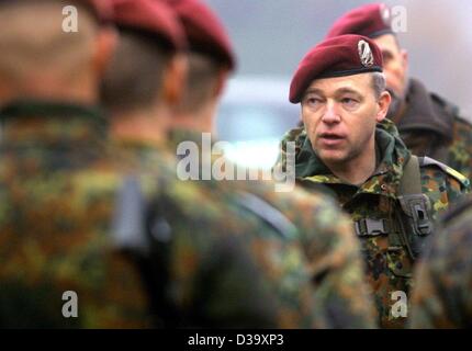 (Dpa) - General Carl Hubertus von Butler, Befehlshaber der deutschen Truppen in Afghanistan, nimmt der Appell von Soldaten nach Afghanistan, 6.1.2002 in Oldenburg / Deutschland. Die Mitglieder der Luft-Brigade waren der internationalen ISA zusammenschließen. Deutschland schickt 1200 Männer zur Teilnahme an th Stockfoto