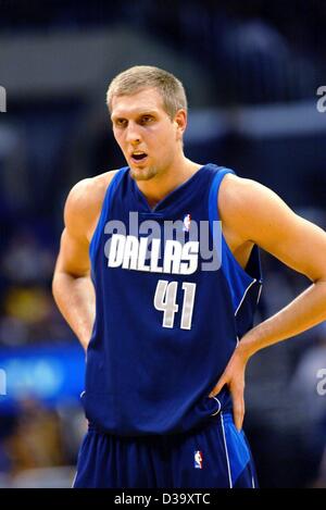 Deutschen Basketball erscheint pro Dirk Nowitzki, der für die Dallas Mavericks spielt, erschöpft während der NBA-Meisterschaft zwischen den Dallas Mavericks und Los Angeles Lakers in Los Angeles, Kalifornien, USA, 13. Dezember 2003. Stockfoto