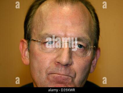 (Dpa) - Florian Gerster, Vorsitzender des Vorstands der Bundesagentur für Arbeit, spricht während einer Pressekonferenz in Berlin, 10. November 2003. Gerster ist für eine umstrittene Beratungsmandat von der Bundesagentur für Arbeit mit der Kommunikation und PR-Experte Bernd Schiphorst kritisiert worden. Stockfoto