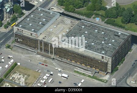 (Dpa-Dateien) - der Palast der Republik wo die Sitzungen des Parlaments der Deutschen Demokratischen Republik (DDR), in Berlin, 28. Mai 2003 stattfand aus der Vogelperspektive. Auf der linken Seite der Berliner Dom. Die aktuellen deutschen Bundestages, genehmigt den Abriss des "Palast der Republik" Stockfoto