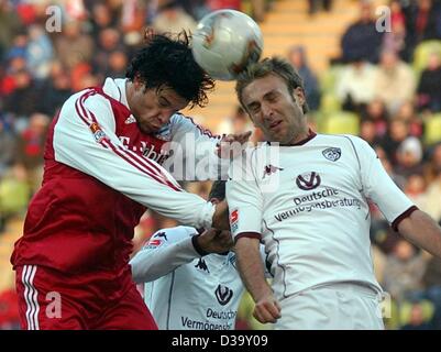 (Dpa) - Bayerns Mittelfeldspieler Michael Ballack (L) in einer Überschrift Duell mit Kaiserslautern Verteidiger Thomas Hengen, während die Bundesliga Fußball-Spiel des FC Bayern München gegen FC Kaiserslautern in München, 25. Oktober 2003. Bayern gewann die zehnte Runde Spiel 4: 1 und bewegt sich bis auf den vierten Platz in der deutschen f Stockfoto