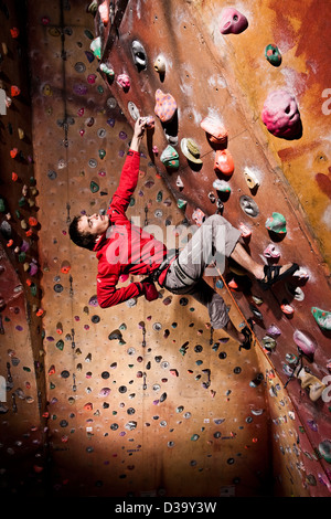 Kletterer auf der Kletterwand Stockfoto