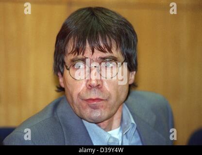 (Dpa-Dateien) - deutscher Ex-Terrorist Hans-Joachim Klein, eine einmalige Mitglied der Gruppe "Revolutionaere Zellen" (revolutionäre Zellen), im Bild während seines Prozesses am Landgericht in Frankfurt am Main, 17. Oktober 2000. Am 22. Dezember 2003 Deutschland begnadigt und veröffentlicht die ehemalige linken Terroristen wh Stockfoto