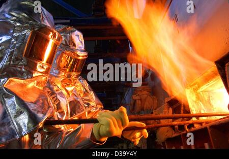 (Dpa) - zwei Mitarbeiter in Schutzkleidung arbeiten an der Fertigungslinie Spezialität Floatglas bei der Glashersteller Schott Jenaer Glas Unternehmen in Jena, Deutschland, 24. Oktober 2003. Das Floatverfahren, das von einer britischen Firma entwickelt und erstmals in den 1950er Jahren verwendet wurde, revolutionierte die Welt Stockfoto