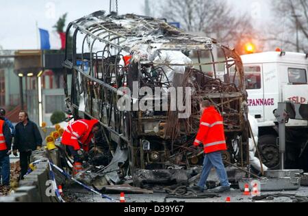 (Dpa) - Rettungskräfte untersuchen das Wrack eines deutschen Trainers die zentrale Reservierung getroffen und brannte auf der Autobahn von Brüssel nach Paris in der Nähe von Hensies, Belgien, 20. Dezember 2003. Zwölf Menschen starben bei dem Absturz, die meisten davon Deutsch und Dutzende weitere verletzt wurden. Der Bus trug 49 Stockfoto