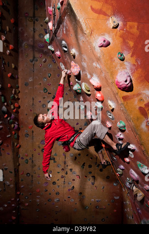 Kletterer auf der Kletterwand Stockfoto