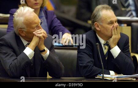 (Dpa) - bayerische Ministerpräsident Edmund Stoiber (L) und der Bayerische Staat Minister Erwin Huber an der Sitzung des Bundesrates, das Oberhaus des Parlaments, in Berlin, 19. Dezember 2003 teilnehmen. Reformen zur Heilung von kranken Wirtschaft Deutschlands stimmten Unterhaus des Parlaments mit dem bis 19 Dezember Stockfoto