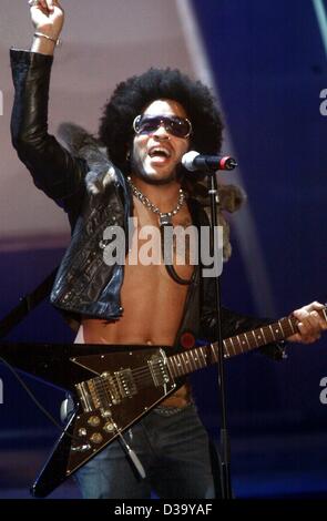 (Dpa) - US rock Musiker Lenny Kravitz, Durchführung in einer deutschen TV-Show, 2.3.2002 in Leipzig. Stockfoto