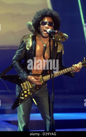 (Dpa) - US rock Musiker Lenny Kravitz, Durchführung in einer deutschen TV-Show, 2.3.2002 in Leipzig. Stockfoto