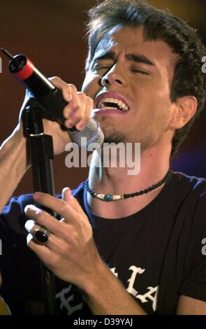 (Dpa) - pop spanischen Sänger Enrique Iglesias, Durchführung in einer deutschen TV-Show, 2.3.2002 in Leipzig. Stockfoto