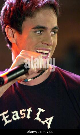 (Dpa) - pop spanischen Sänger Enrique Iglesias, Durchführung in einer deutschen TV-Show, 2.3.2002 in Leipzig. Stockfoto