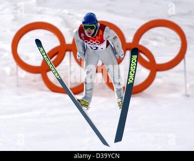 (Dpa) - XIX Olympische Winterspiele: deutscher Skispringer Sven Hannawald scheint durch die Olympischen Ringe in der ersten Runde der K120 Skisprung-Veranstaltung im Utah Olympic Park, 18.2.2002 fliegen. Die deutsche Mannschaft gewann die Goldmedaille mit einem knappen Vorsprung von 974,1 Punkten, gefolgt von Finnland (974,0 Punkte) und Stockfoto