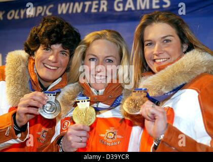 (Dpa) XIX - Olympische Winterspiele: Die drei deutschen Luge Singles Teamkollegen (l-R) Barbara Niedernhuber (Silber), Sylke Otto (Gold) und Silke Kraushaar (Bronze) präsentieren ihre Medaillen nach der Siegerehrung auf der Medal Plaza in Salt Lake City, 15.2.2002. Stockfoto