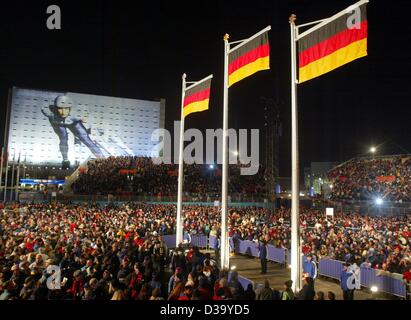 (Dpa) - XIX Olympische Winterspiele: drei deutsche Fahnen im Wind bei der Preisverleihung für Dameneinzel Rennrodeln auf der Medal Plaza in Salt Lake City, 15.2.2002 schweben. Drei deutschen Teamkollegen hatte die Medaillen gewonnen: Sylke Otto gold, Barbara Niedernhuber Silber und Silke Kraushaar Bronze. Stockfoto