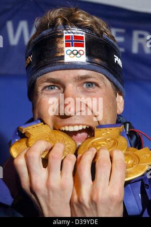 (Dpa) - XIX Olympische Winterspiele: Norweger Ole Einar Björndalen demonstriert, wie sehr er seine vier Goldmedaillen bei der Siegerehrung am 20.2.2002 auf der Medal Plaza in Salt Lake City.With diese 4 Medaillen liebt der 28-j hrige Biathletin ist nun der erfolgreichste Silbermedaillengewinner der Olympischen Spiele Stockfoto