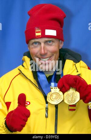 (Dpa) - XIX Olympische Winterspiele: Johann Muehlegg, deutscher Langläufer starten für Spanien, präsentiert seine zwei Goldmedaillen, 14.2.2002, das gewann er die beiden Langlauf Ski Rennen Männer 10km freie Ausübung und 30km freie Ausübung. Die Olympischen Winterspiele stehen die größten doping-Skandal in h Stockfoto