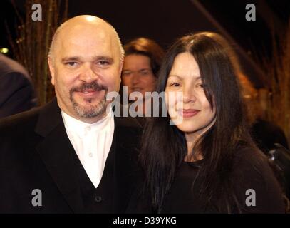 (Dpa) - Berlinale: britischer Filmregisseur und Produzent Anthony Minghella mit seiner Frau Carolyn Choa kommen zur Eröffnungsfeier der 52. Internationale Filmfestspiele Berlin, 6.2.2002. Minghella präsentiert seinen Film "Heaven", wofür er als Producer bei der Berlinale tätig. Es ist eines der 23 fi Stockfoto