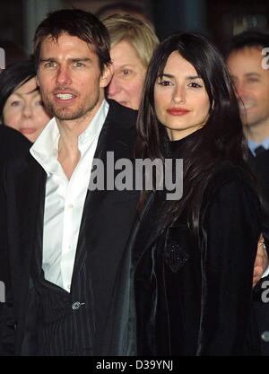 (Dpa) - US-Schauspieler Tom Cruise und seine Freundin, spanische Schauspielerin Penelope Cruz, für das Screening von ihrem neuen Film "Vanilla Sky" in Berlin am 23.1.2002 ankommen. Fans begrüßt die beiden Hollywood-Stars mit Begeisterungsstürme, schreien und jubeln. Stockfoto