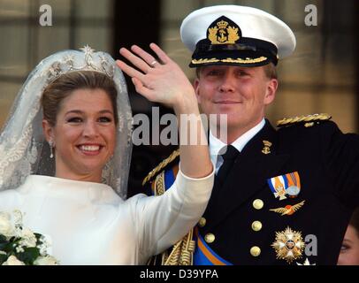 (Dpa) - königliche Hochzeit in Amsterdam: niederländischen Kronprinzen Willem-Alexander und seine Frau Prinzessin Maxima Zorreguieta Welle der Menge vom Balkon des königlichen Palastes in Amsterdam nach ihrer Trauung in der Kirche, 2. Februar 2002. Stockfoto