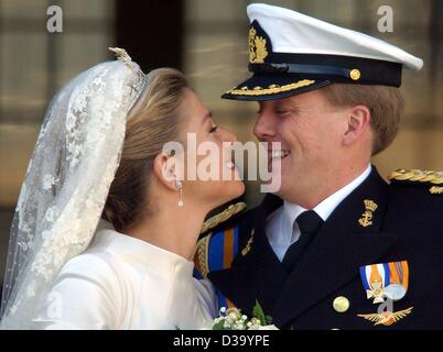 (Dpa) - königliche Hochzeit in Amsterdam: niederländischen Kronprinzen Willem-Alexander und seine Frau Prinzessin Maxima Zorreguieta auf dem Balkon des königlichen Palastes in Amsterdam nach ihrer Hochzeit, 2. Februar 2002. Stockfoto