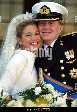 (Dpa) - königliche Hochzeit in Amsterdam: niederländischen Kronprinzen Willem-Alexander und seine Frau Prinzessin Maxima Zorreguieta auf dem Balkon des königlichen Palastes in Amsterdam nach ihrer Trauung in der Kirche, 2. Februar 2002. Stockfoto