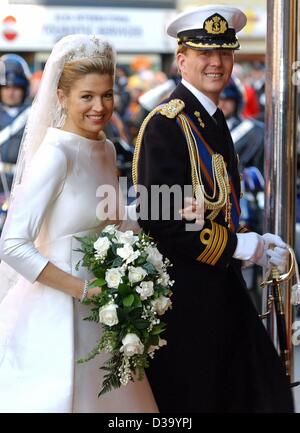 (Dpa) - königliche Hochzeit in Amsterdam: niederländischen Kronprinzen Willem-Alexander und seine Braut Prinzessin Maxima Zorreguieta kommen für ihre Hochzeit in der Nieuwe Kerk (neue Kirche) in Amsterdam, 2. Februar 2002. Stockfoto